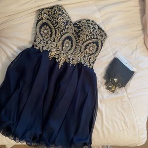 Formal dress size small. Comes with Shaw